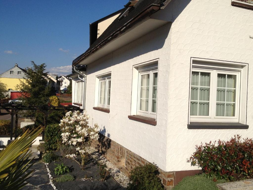 Haus Uebernachtenswert Cochem Mosel Экстерьер фото